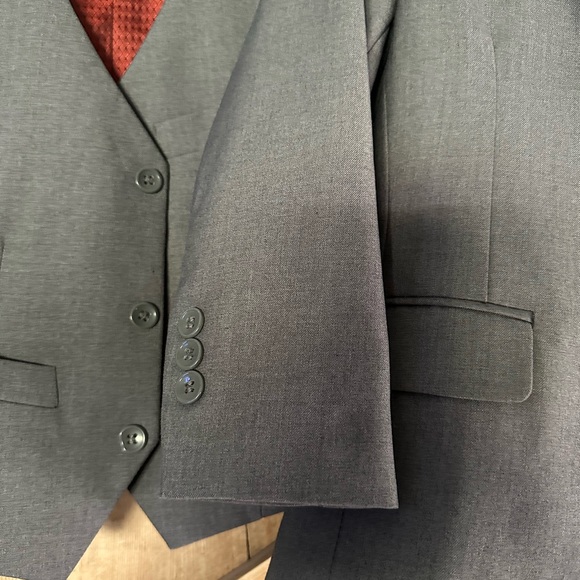 Boys 4 piece suit - Picture 2 of 3